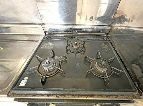 【中古】鶴ヶ島市上広谷中古住宅のキッチン|３口コンロです