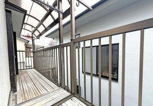 【中古】鶴ヶ島市上広谷中古住宅のバルコニー|お洗濯にも便利なバルコニー付き