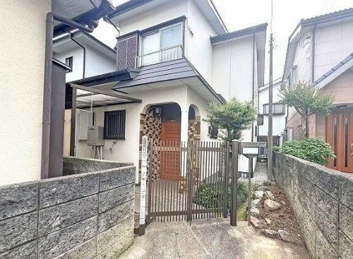 【中古】鶴ヶ島市上広谷中古住宅の玄関|綺麗な玄関アプローチです！
