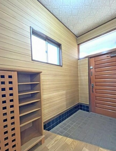 【中古】鶴ヶ島市上広谷中古住宅の玄関|明るい玄関ホールです！