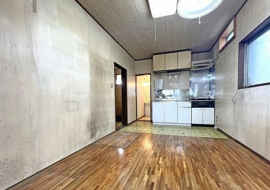 【中古】鶴ヶ島市上広谷中古住宅の居間・リビング|こちらの居間で趣味の時間をお楽しみください