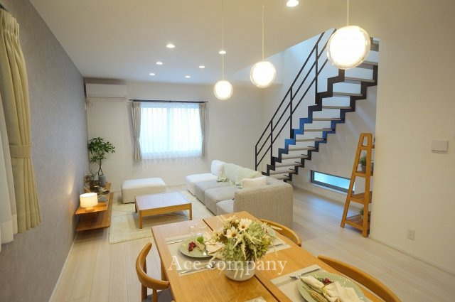 【居間・リビング】 | 平野区長吉長原西3丁目 | 【LDK：広々19.2帖！】階段上部、吹き抜け仕様です☆