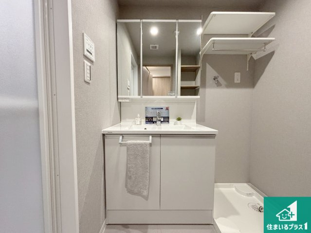 オーブラン学園前の独立洗面台|清潔感のある洗面台です。フラットな鏡は掃除がしやすく毎日清潔！鏡裏には収納があるのでスッキリとした洗面台が保てます。