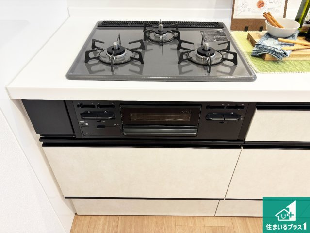 オーブラン学園前の設備|ダブル高火力Ｓｉセンサー付きコンロ！３口あるので、まとめて料理をする時も大活躍！