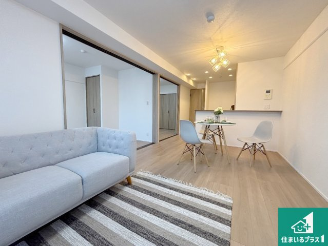 オーブラン学園前の居間・リビング|明るいリビングで朝の目覚めもスッキリできそう！対面キッチンでご家族のコミュニケーションも自然と増える設計！小さなお子様が遊ぶスペースを作っても広々とくつろげるLDK！