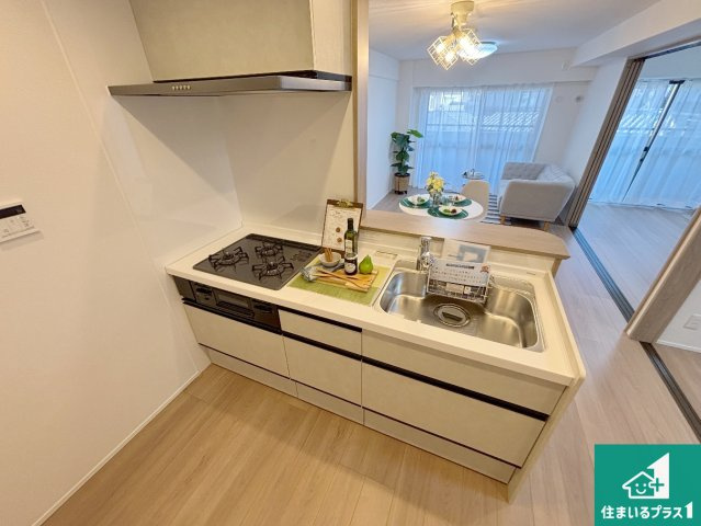 オーブラン学園前のキッチン|リビングと統一感があり、使い勝手のいいキッチン。広々としているので、二人並んで作業が出来ちゃいます。お子様と一緒に色々なお料理に挑戦できるスペースがあります。