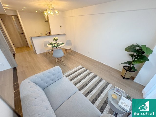 オーブラン学園前の居間・リビング|明るいリビングで朝の目覚めもスッキリできそう！対面キッチンでご家族のコミュニケーションも自然と増える設計！小さなお子様が遊ぶスペースを作っても広々とくつろげるLDK！