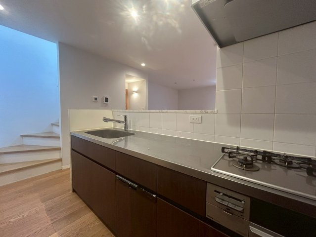 即内覧可！渋谷駅9分！築5年の築浅中古戸建！渋谷区東のキッチン|2026.01.17撮影　食洗器付きシステムキッチン