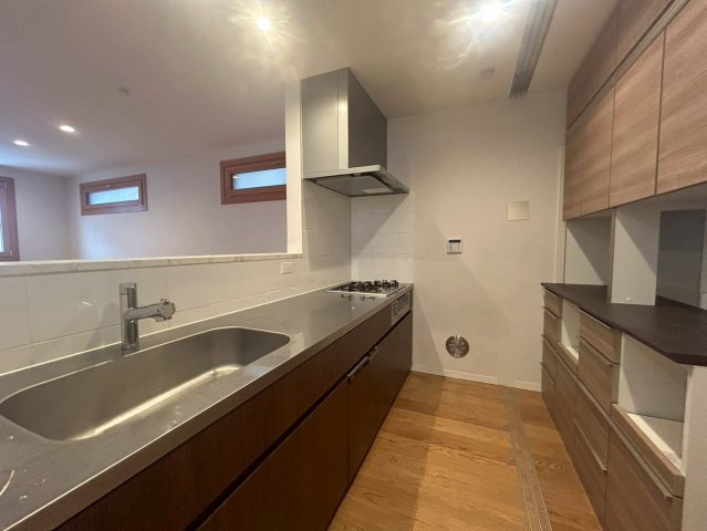 即内覧可！渋谷駅9分！築5年の築浅中古戸建！渋谷区東の居間・リビング|2026.01.17撮影　家族団らんの場が広くとれています