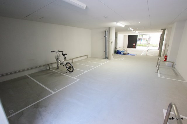 グランカリテ九条南 仲介手数料無料の駐車場