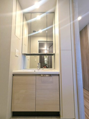 geo ent上野稲荷町の設備|トイレと独立した洗面脱衣室の三面鏡付ハンドシャワー付洗面台、洗濯機置場は排水口のお手入れしやすい様に手前中央に配置し、足高の防水パンです