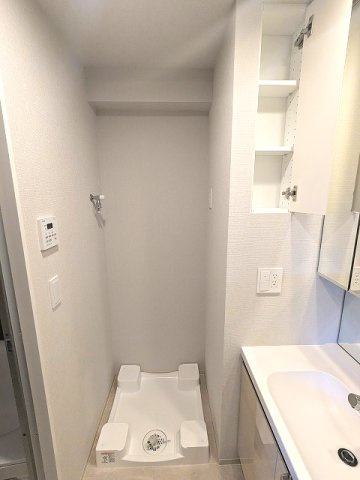 geo ent上野稲荷町の設備|トイレと独立した洗面脱衣室に洗濯機置場あります、洗濯機置場の排水口のお手入れしやすい様に手前中央に配置し、足高の防水パンです
