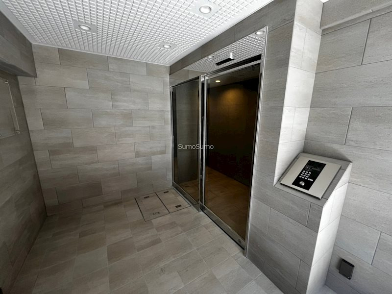 セレーノ新町のエントランス