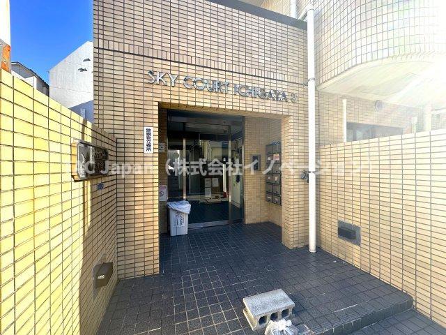 スカイコート市ヶ谷第3のエントランス|落ち着いた上質感あふれるエントランスが、家族の帰宅を温かく包み込みます。毎日の生活に安心感と特別な安らぎをもたらし、住まう方の心にゆとりと豊かさをもたらします。