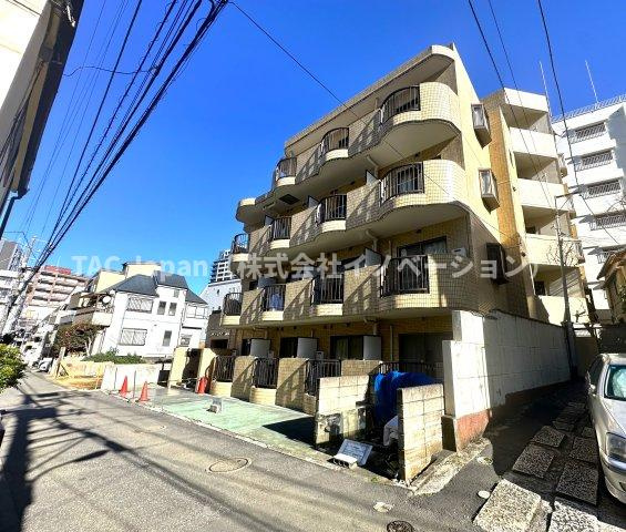 スカイコート市ヶ谷第3の外観|ただいま、と家に帰るたびに心がほっと安らぐ、美しく誇らしい外観デザイン。温かみと上質さが絶妙に調和し、家族を迎える誇り高い表情を見せます。街並みにも映える佇まいは、安心感と豊かさをもたらしてくれます。