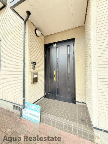 宇多津町平山　中古戸建の玄関|明るい玄関です