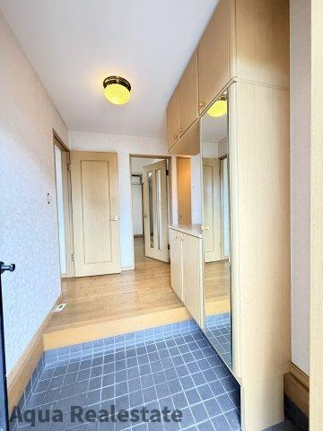 宇多津町平山　中古戸建の玄関|ゆったりとした玄関です