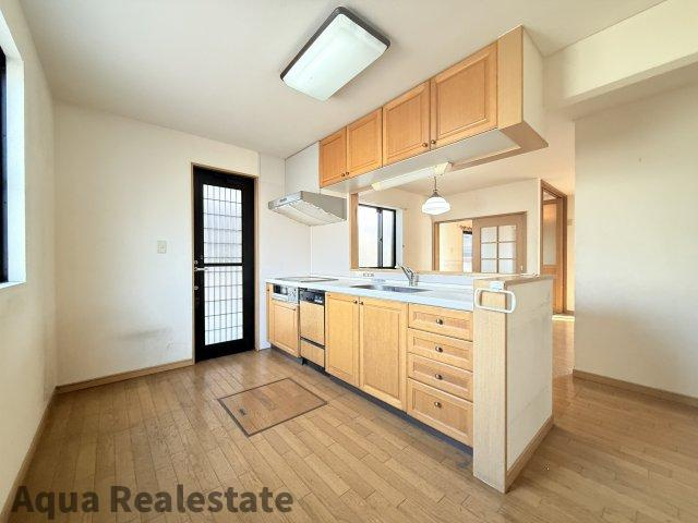 宇多津町平山　中古戸建の居間・リビング|こちらのリビングで趣味の時間をお楽しみください