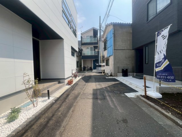 【前面道路含む現地写真】 | ～インフィーア Vol. 71　渋谷区幡ヶ谷３丁目　ブランド新築戸建て～ | 落ち着いた住宅街の一角、ゆったり過ごせる住環境になります
