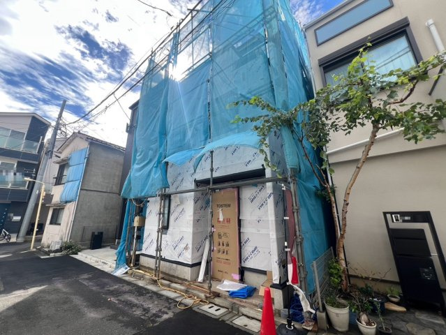 【外観】 | ～インフィーア Vol. 71　渋谷区幡ヶ谷３丁目　ブランド新築戸建て～ | 【建築中】京王線「幡ヶ谷」駅徒歩7分で利便性も良好♪