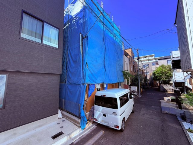 【居間・リビング】 | ～インフィーア Vol. 71　渋谷区幡ヶ谷３丁目　ブランド新築戸建て～ | 【施工例】家族が自然と集まる、明るく開放的なLDKです