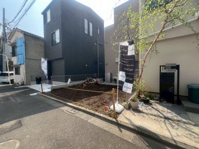 【外観】 | ～インフィーア Vol. 71　渋谷区幡ヶ谷３丁目　ブランド新築戸建て～ | 【建築中】京王線「幡ヶ谷」駅徒歩7分で利便性も良好♪