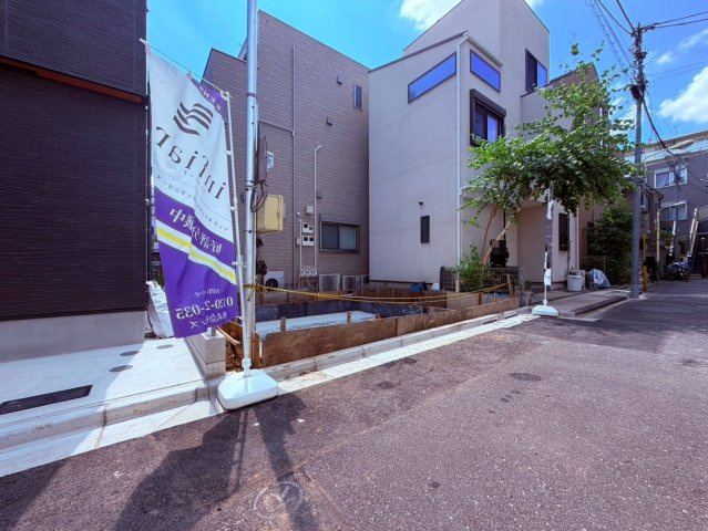 【外観】 | ～インフィーア Vol. 71　渋谷区幡ヶ谷３丁目　ブランド新築戸建て～ | 【建築中】京王線「幡ヶ谷」駅徒歩7分で利便性も良好♪