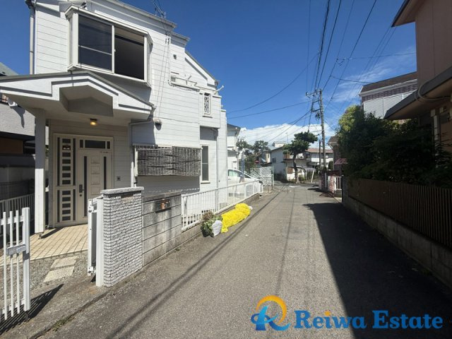 中古戸建　茅ヶ崎市美住町の前面道路含む現地写真