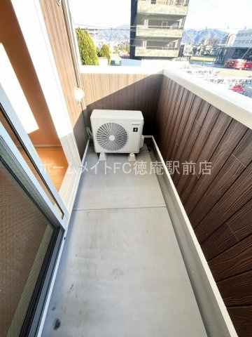 東大阪市三島２丁目のアパートのバルコニー