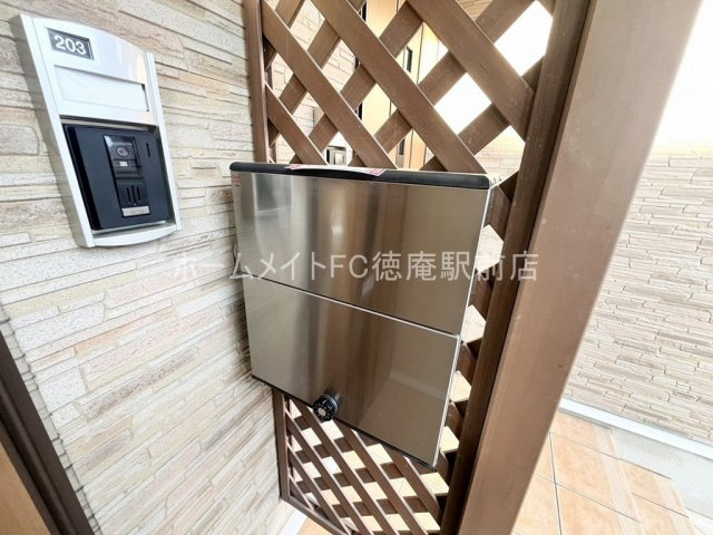 東大阪市三島２丁目のアパートのバルコニー