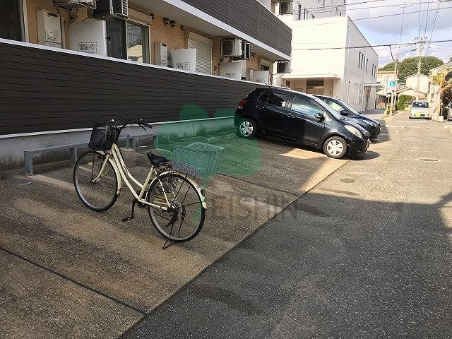レジデンス諸岡の駐車場