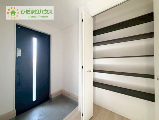 本宮市本宮千代田　第3　4号棟の玄関|毎日「行ってきます」「ただいま」をいう玄関は小窓付で、明るく光が差し込みます。