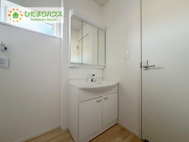 本宮市本宮千代田　第3　4号棟の独立洗面台|三面鏡の大きな鏡は憧れます(^^♪ 鏡の後ろは収納となっていて、細かいものでも収納できるのでスッキリと整理できます！