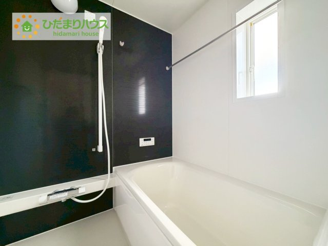 本宮市本宮千代田　第3　4号棟の浴室|浴室には窓があり、換気が良好です。リラックスできるバスタイムを楽しむことができ、心地よい空間を提供します。