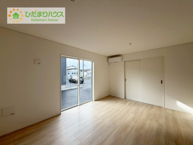 本宮市本宮千代田　第3　4号棟の居間・リビング|ホワイトを基調としたLDKは、明るく上品な心地よさを演出してくれます。空間に広がりをもたらし、より一層広く感じさせてくれます。