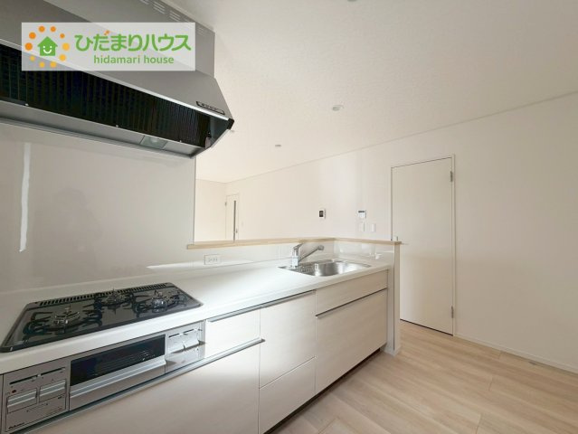 本宮市本宮千代田　第3　4号棟のキッチン|3口コンロが嬉しいシステムキッチン♪広いシンクや作業台でお料理が捗ります♪