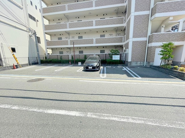 プラシードの駐車場