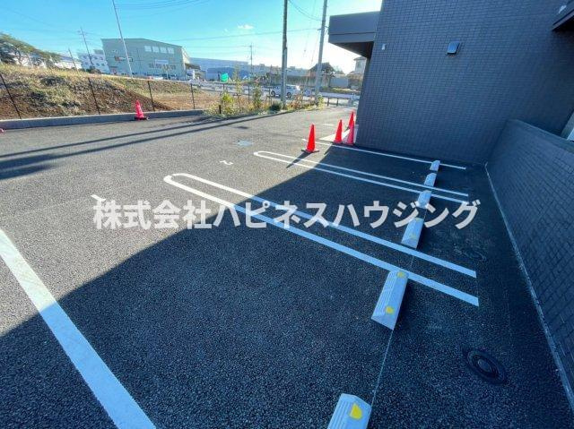 インフィニットカンワの駐車場