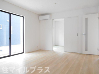 【居間・リビング】 | 鏡石町旭町新築一戸建て3棟 | こちらのリビングで趣味の時間をお楽しみください