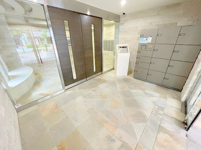 BRAVI新大阪のエントランス