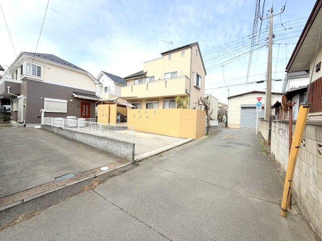 昭島市宮沢町2丁目　リフォーム中古戸建の前面道路含む現地写真