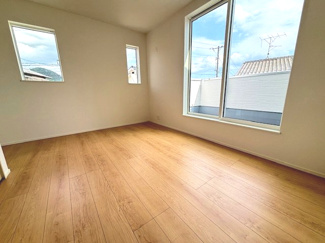 【洋室】 | 東広島市黒瀬樽原東2丁目　限定1棟 | 2階　洋室×3　収納付きでお部屋がスッキリ広く使えます。