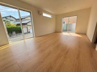 【居間・リビング】 | 東広島市黒瀬樽原東2丁目　限定1棟 | 大きな窓が設置された18帖リビング☆対面式のキッチンでリビングが見渡せるので、お子様やご家族の様子が見えて安心です♪