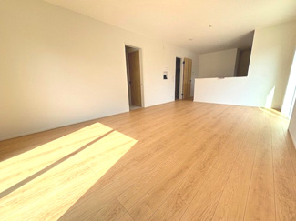 【居間・リビング】 | 東広島市黒瀬樽原東2丁目　限定1棟 | 18帖リビング☆対面式のキッチンでリビングが見渡せるので、お子様やご家族の様子が見えて安心です♪
