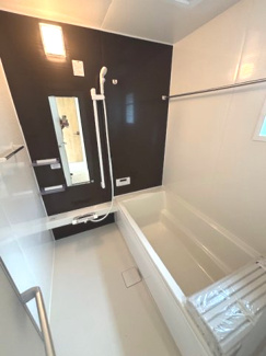 【浴室】 | 東広島市黒瀬樽原東2丁目　限定1棟 | ゆったりした浴槽は、足を伸ばしてゆったり湯船につかることができます。
浴室換気乾燥機付きでカビ予防やヒートショック予防に安心です☆