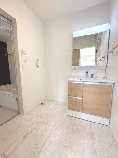 【独立洗面台】 | 東広島市黒瀬樽原東2丁目　限定1棟 | 三面鏡付きの洗面台は、メイクもドライヤーも余裕のスペースです☆