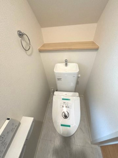 【トイレ】 | 東広島市黒瀬樽原東2丁目　限定1棟 | シンプルなデザインはお掃除やしやすく衛生的。温水洗浄便座付き　トイレ×２