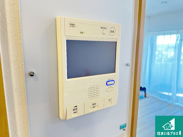 フローレスタ学園前の防犯設備|カラーモニターインターホン！声だけでなく来訪者の姿や顔がモニターで確認できるので、小さなお子様がいらっしゃるご家庭でも安心できます！