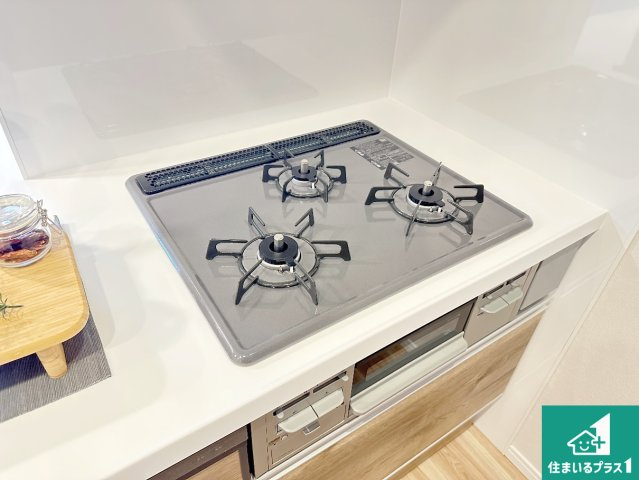 フローレスタ学園前の設備|ダブル高火力Ｓｉセンサー付きコンロ！３口あるので、まとめて料理をする時も大活躍！
