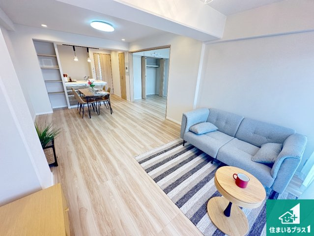 フローレスタ学園前の居間・リビング|シンプルなリビングは、観葉植物等のインテリアを楽しめますね！パパ好みにも、ママ好みにも家具次第で雰囲気を変えることができます！